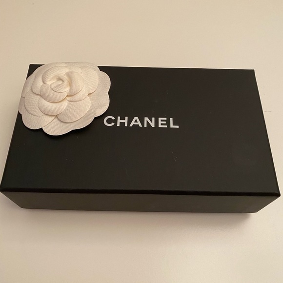 100% Authentic Chanel chevron zip card case - Picture 4 of 16